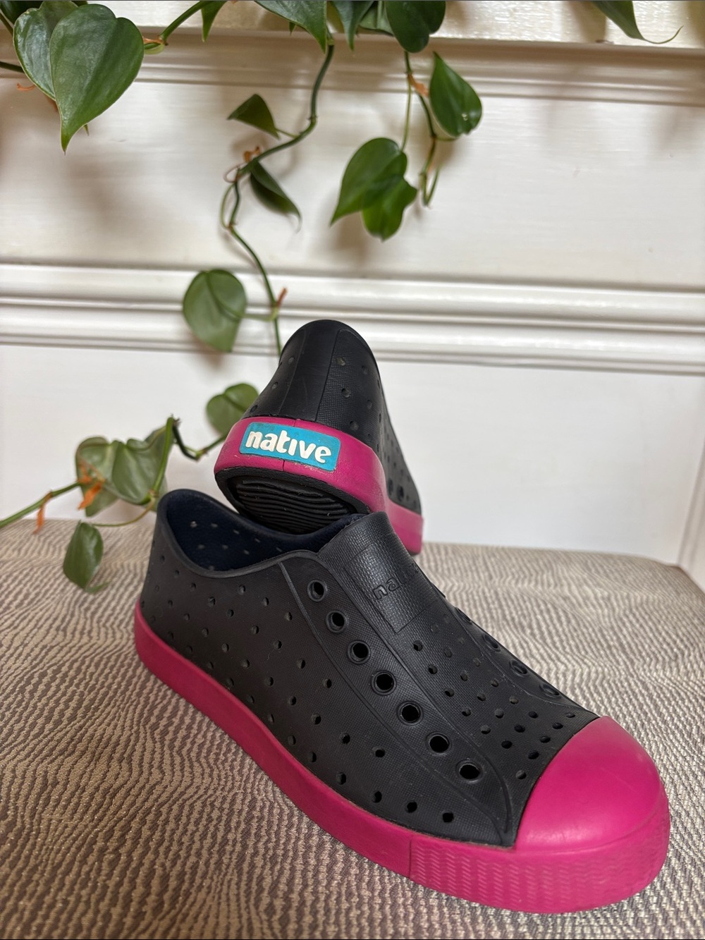 Native Jefferson Jiffy Black/Samba Pink Slip-On Water Kids Shoes C13